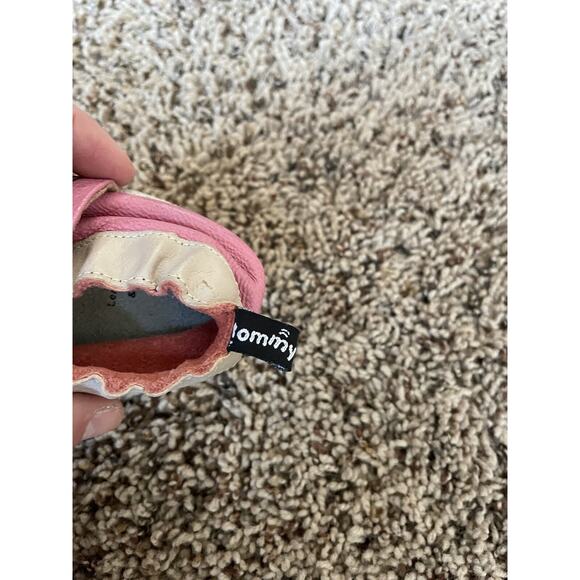 Tommy Tickle sz. 0-6 mo. soft baby shoes. Adorable - Picture 10 of 11